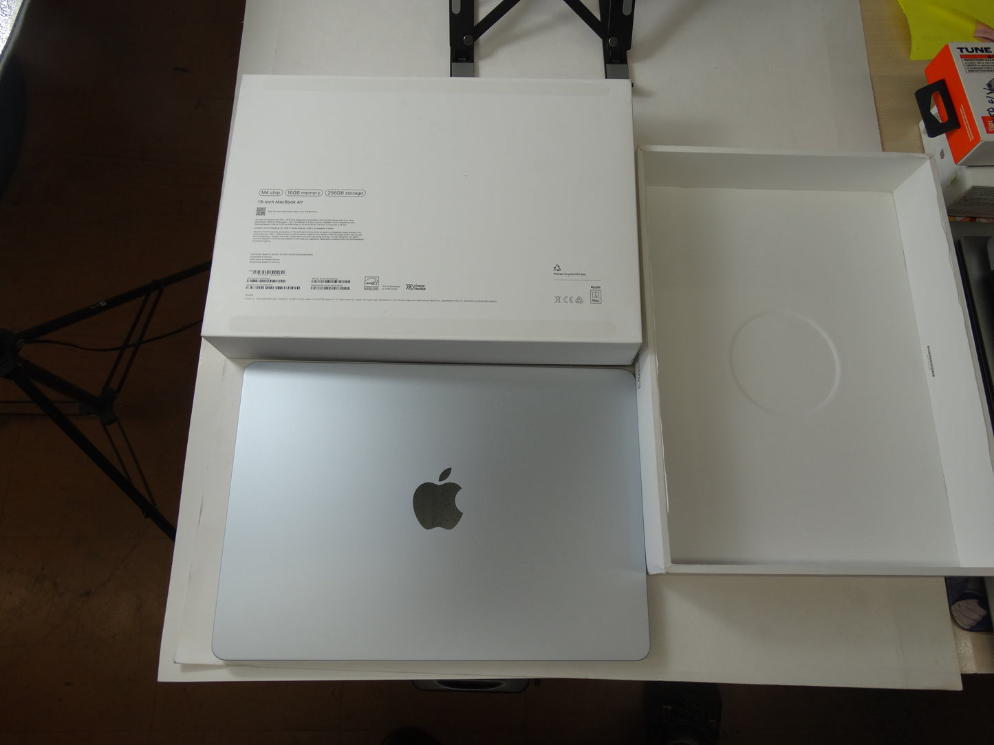 Apple MacBook Air A3240 β M4 Chip (10-Core CPU, 8-Core GPU), 16GB RAM, 256GB SSD, 13.6β Retina β macOS Sequoia