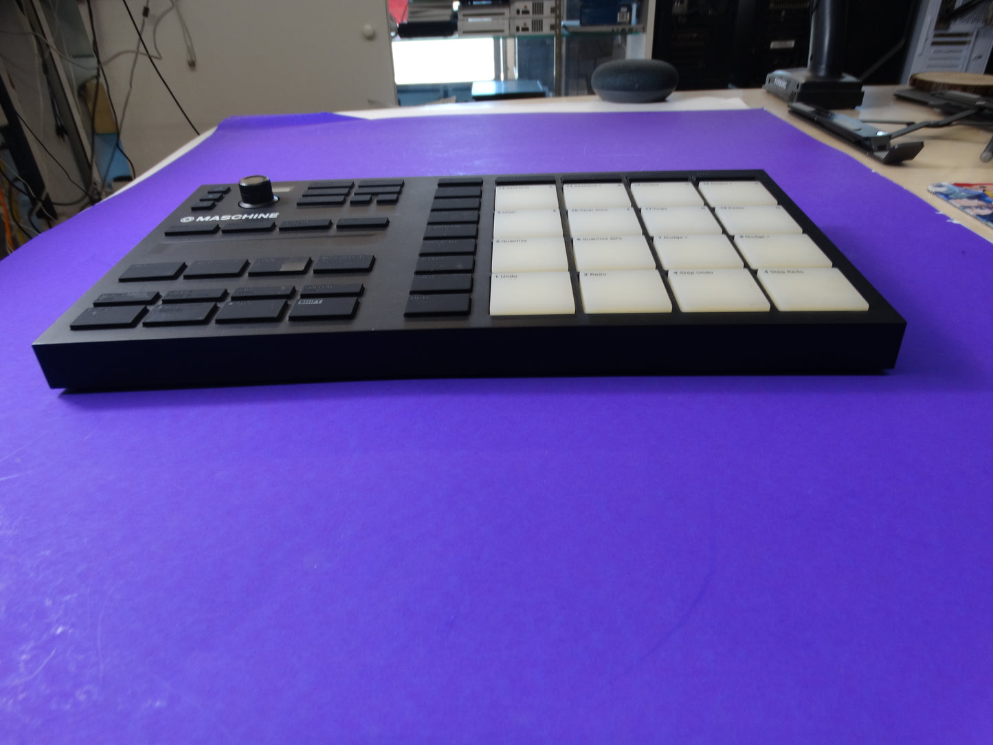 Maschine Mikro MK3 Beatmaking Hardware – USB Groovebox for Music Production