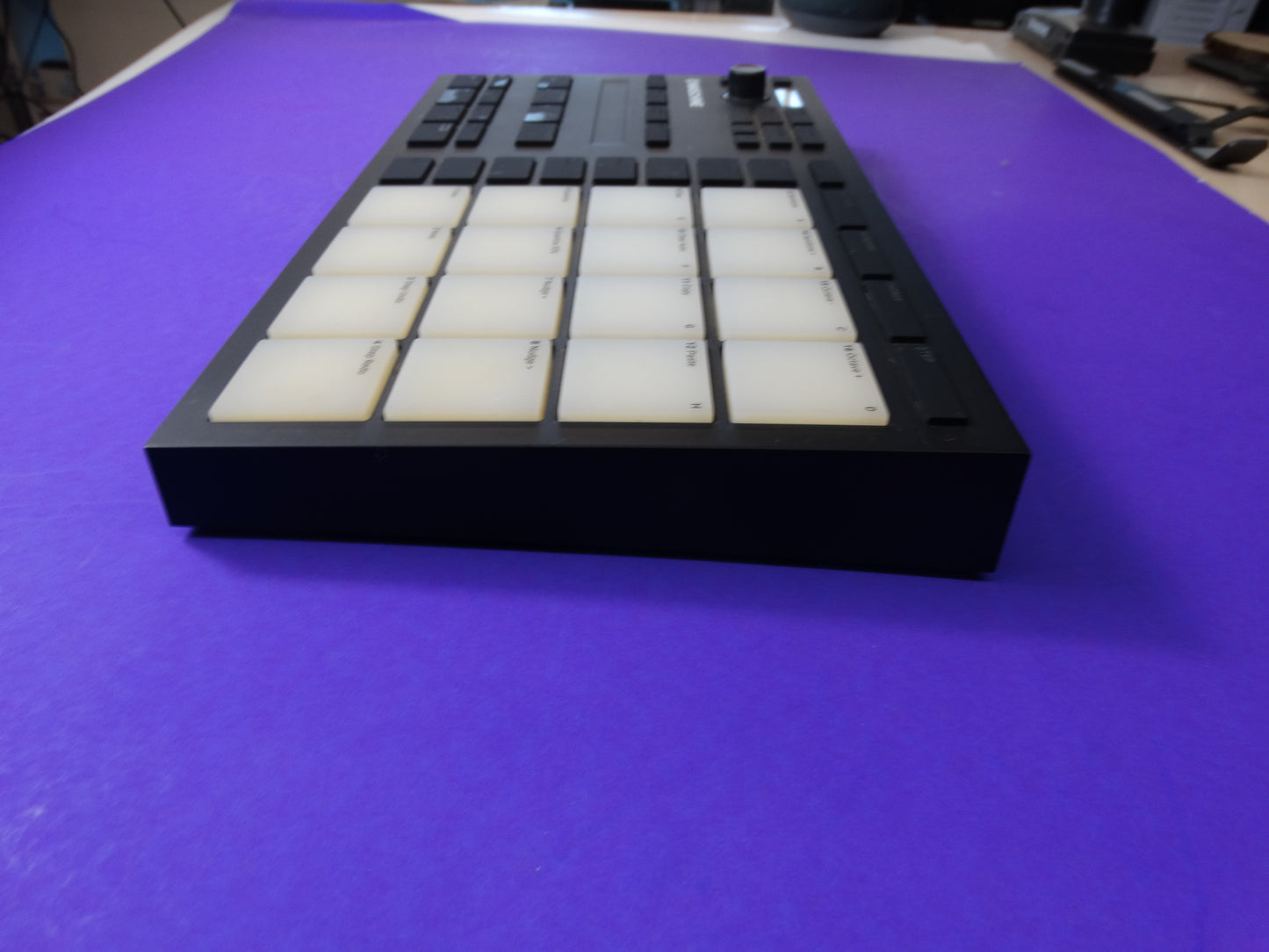 Maschine Mikro MK3 Beatmaking Hardware – USB Groovebox for Music Production
