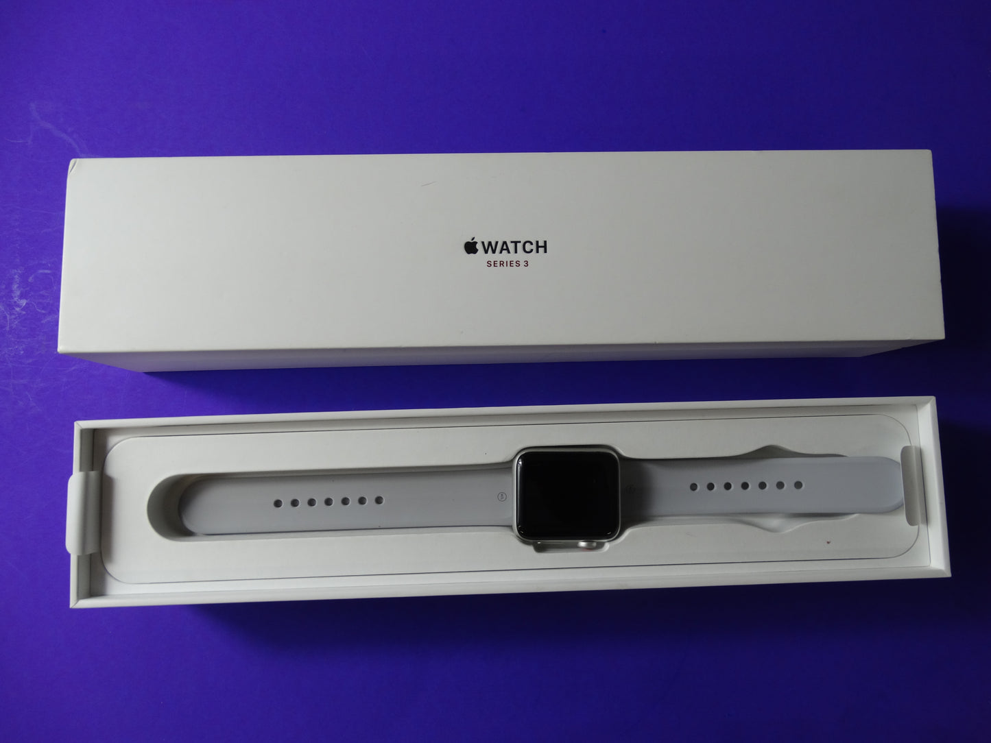 Apple Watch Series 3 (42mm, GPS + Cellular) – Silver Aluminum with Fog Sport Band