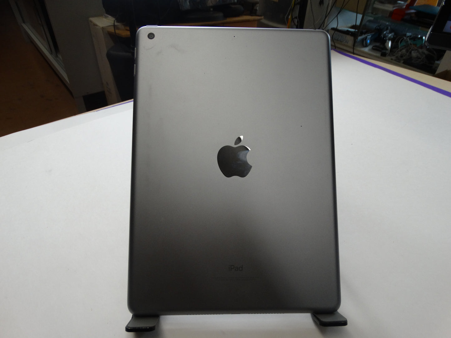 Apple iPad 6th Gen ā 9.7" Retina Display, 32GB, Wi-Fi, iPadOS 17.7.10 (MR7F2LL/A)