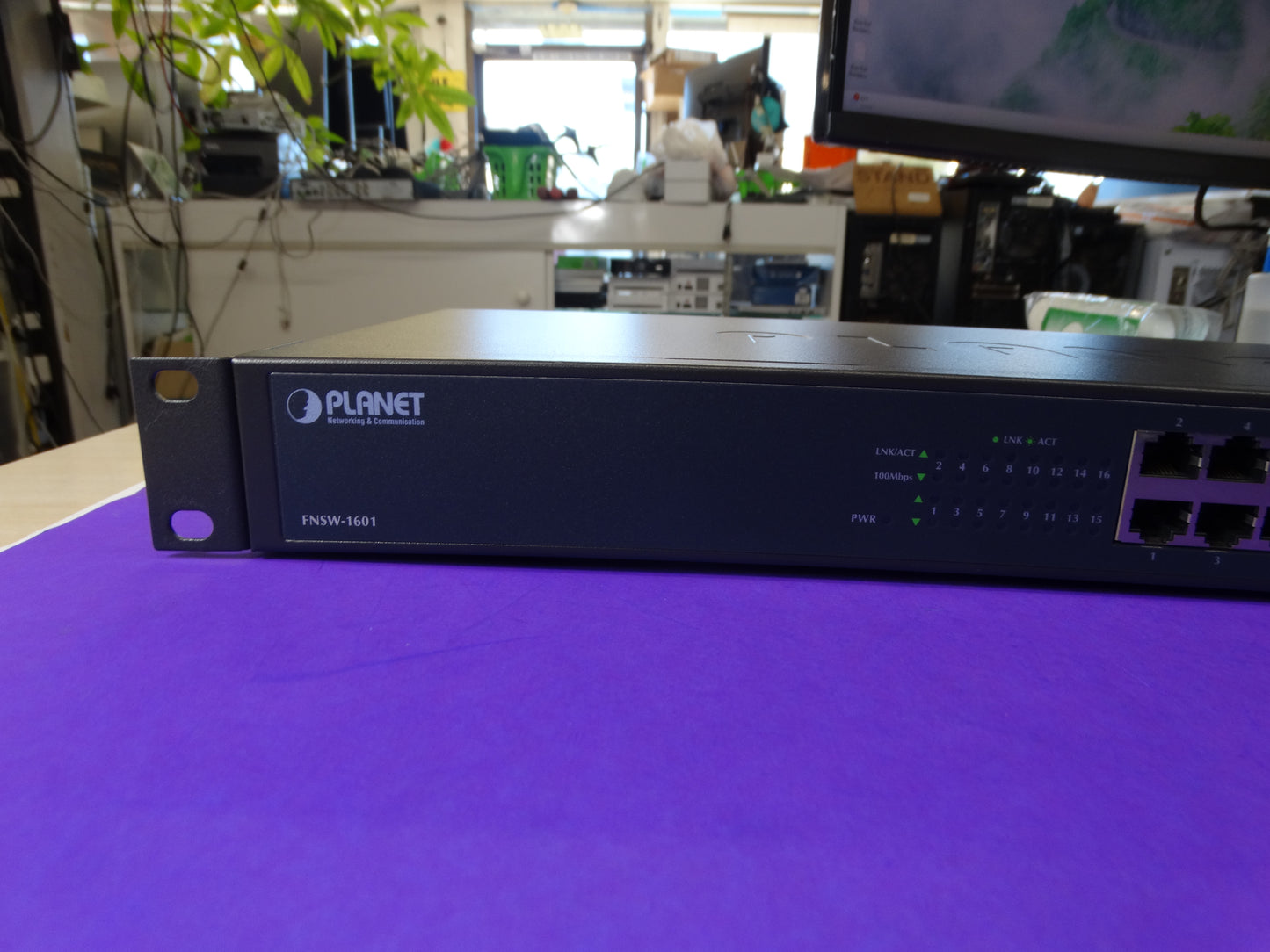 PLANET FNSW-1601, a 16-Port 10/100Mbps Fast Ethernet Switch by PLANET Technology Corp.
