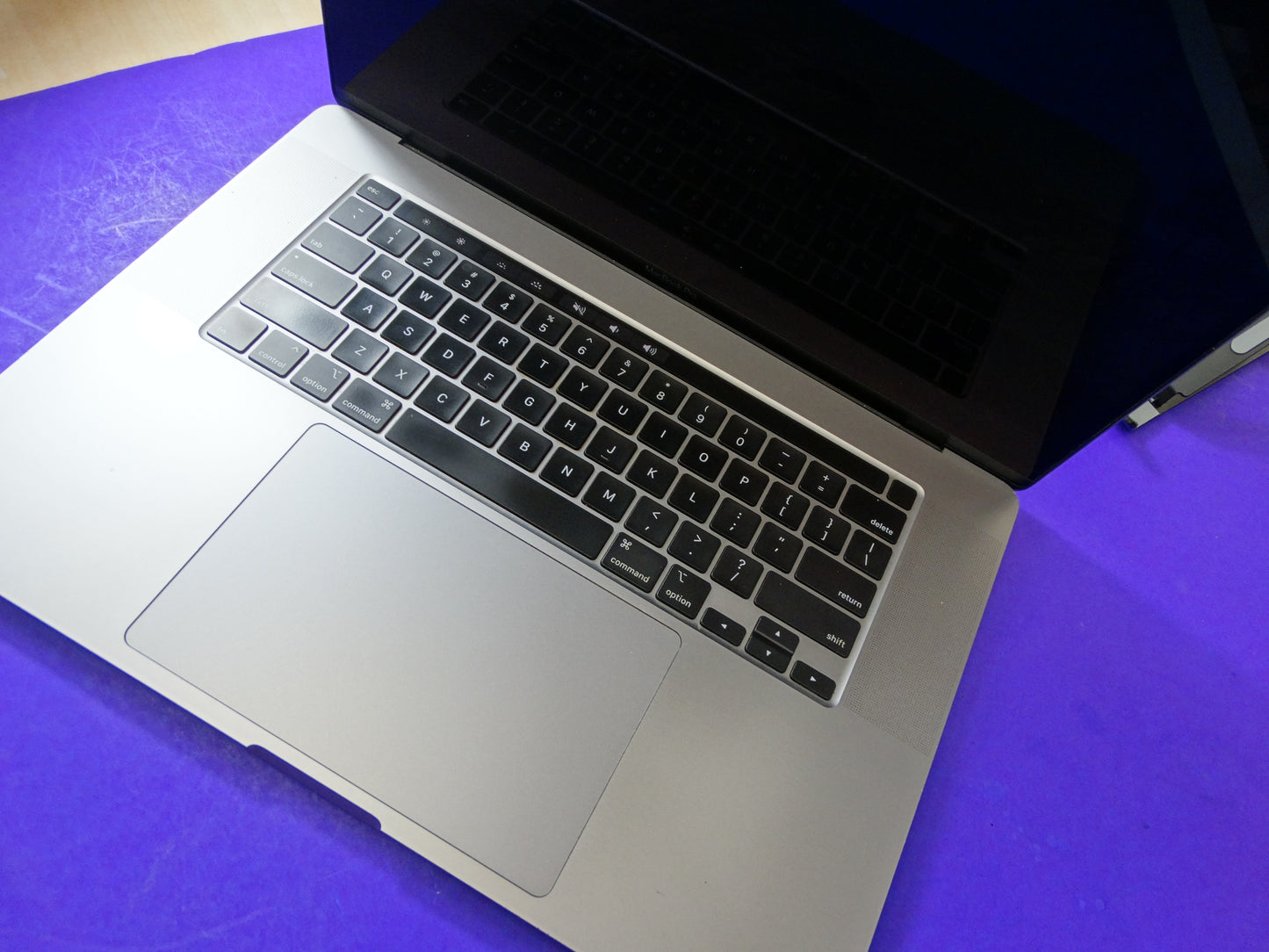 Apple MacBook Pro 16” (2019) – Intel Core i9 2.3GHz, 16GB RAM, 1TB SSD, macOS Tahoe 26.0.1, 901 Cycles - WeBuyElectronic
