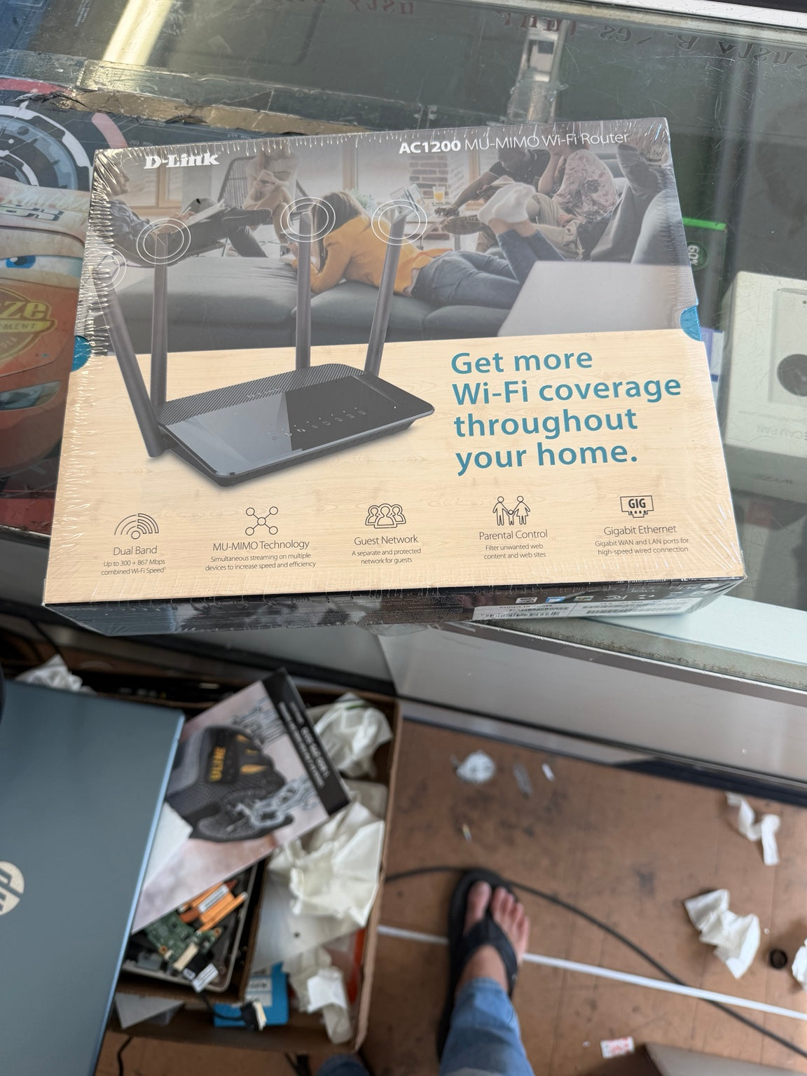 D-Link DIR-842 AC1200 Wireless Router rear packaging showing four antennas dual band WiFi and Gigabit Ethernet