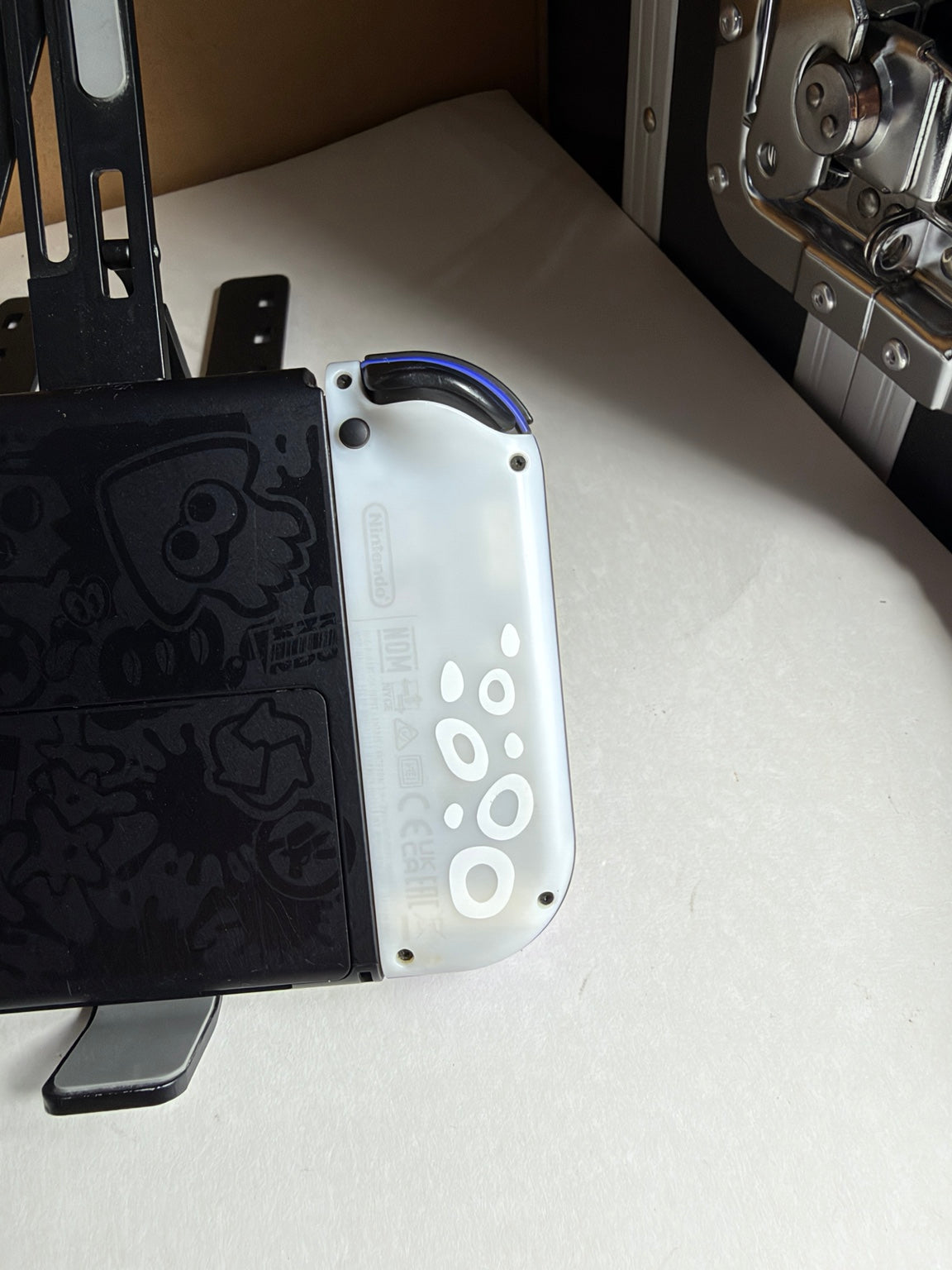 Nintendo Switch Splatoon 3 Special Edition right Joy-Con rear white shell close-up