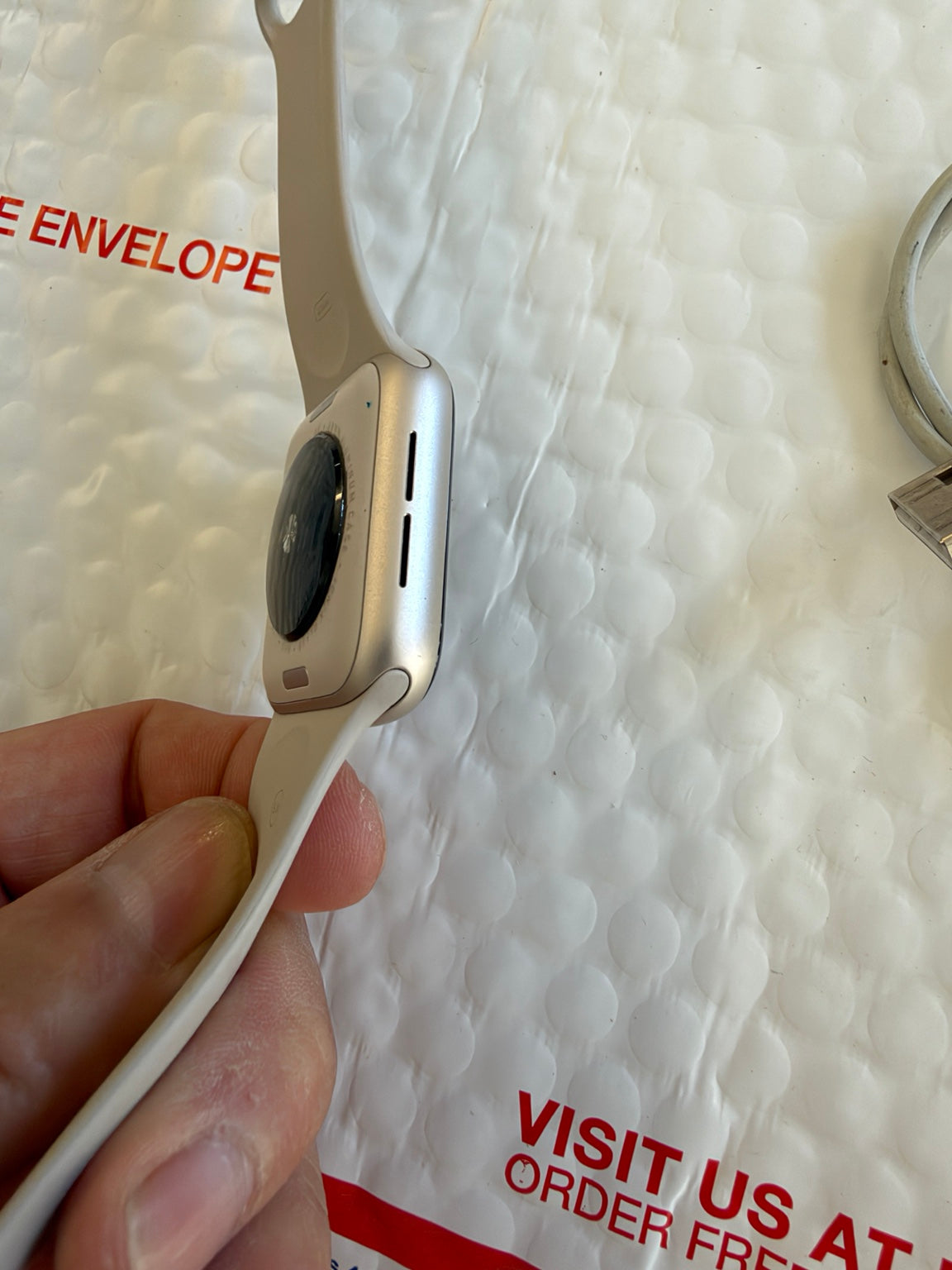 Apple Watch SE 2nd Gen 40mm Starlight speaker side view