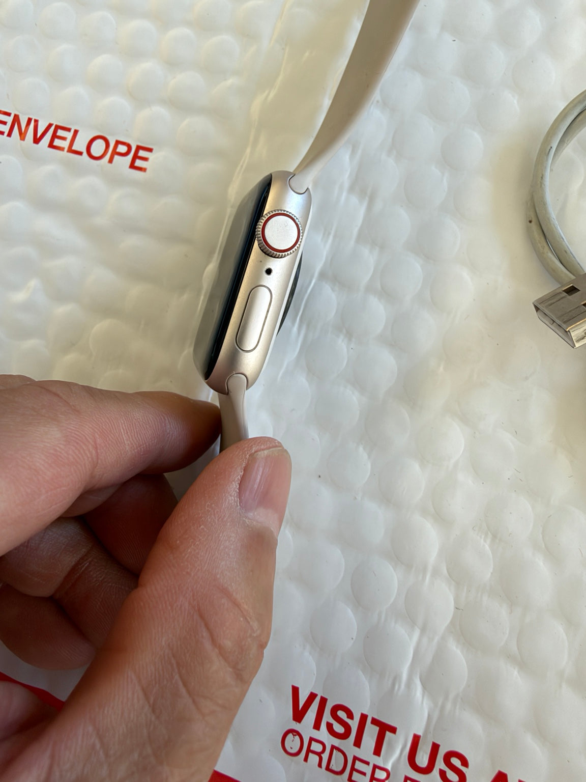 Apple Watch SE 2nd Gen 40mm Starlight Digital Crown side view