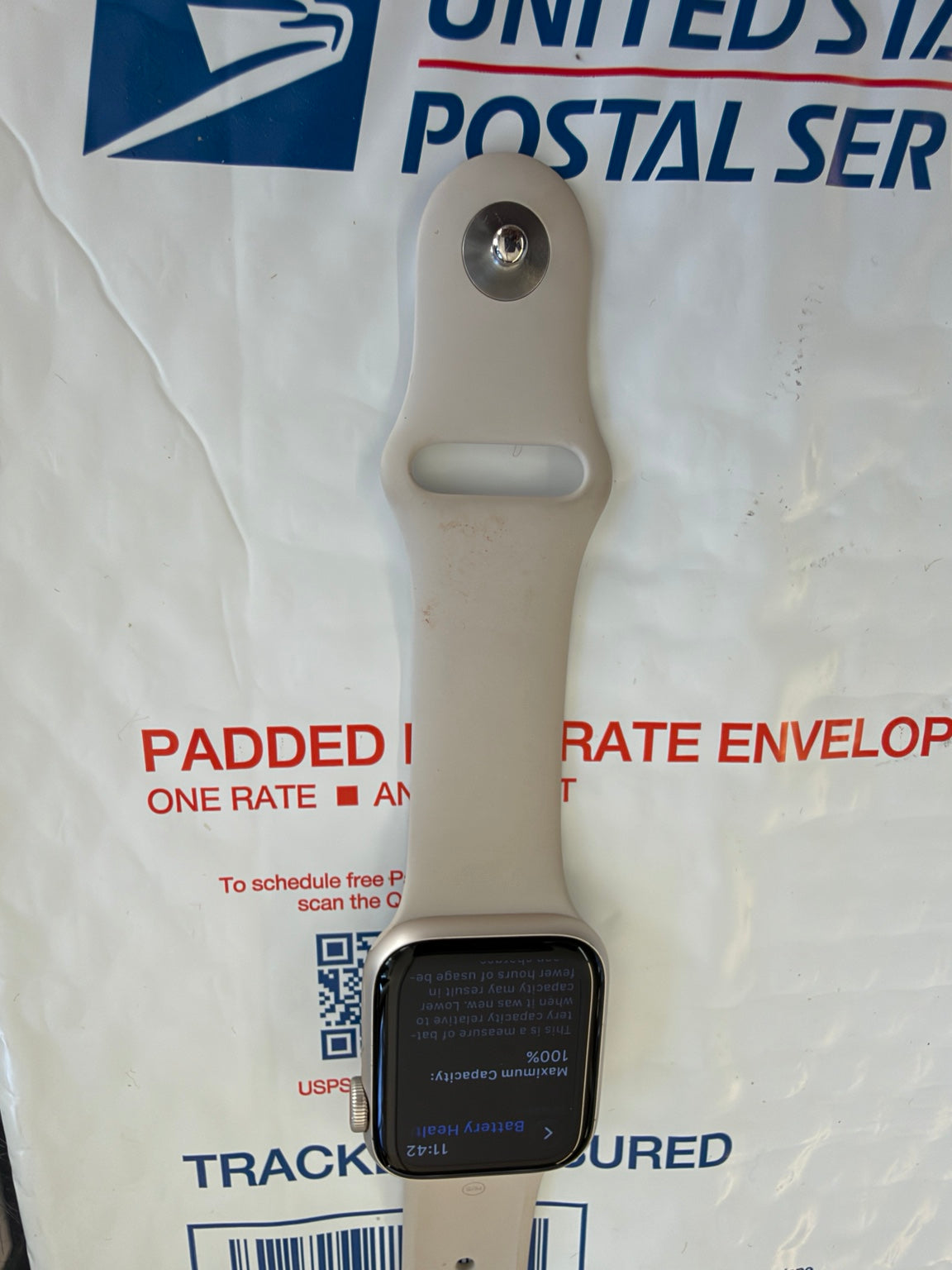 Apple Watch SE 40mm GPS LTE with sport band showing 100% battery health