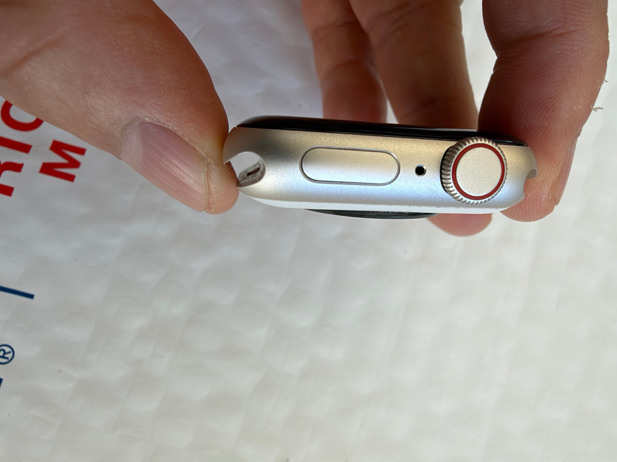 Apple Watch SE 40mm side view showing Digital Crown and side button