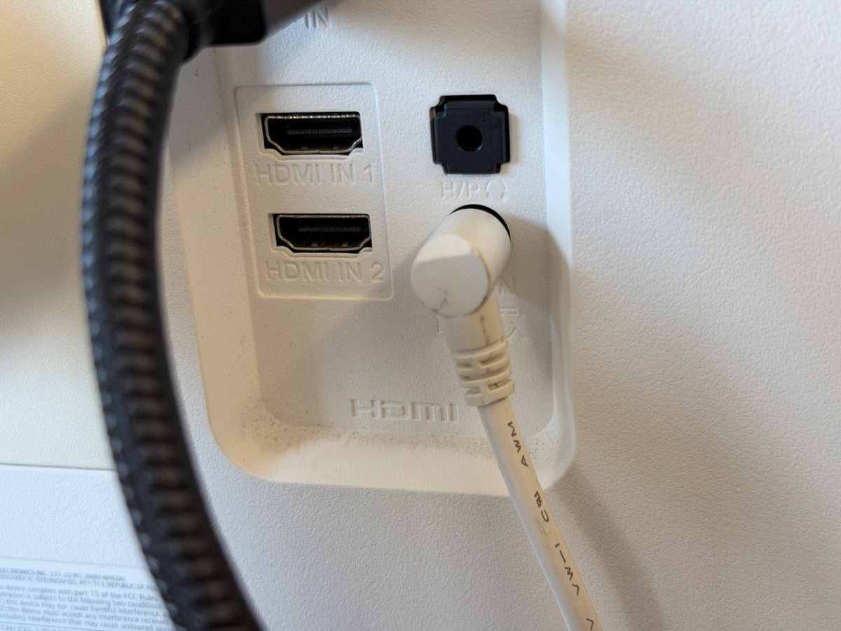 LG 27UL650-W rear dual HDMI inputs and headphone connection