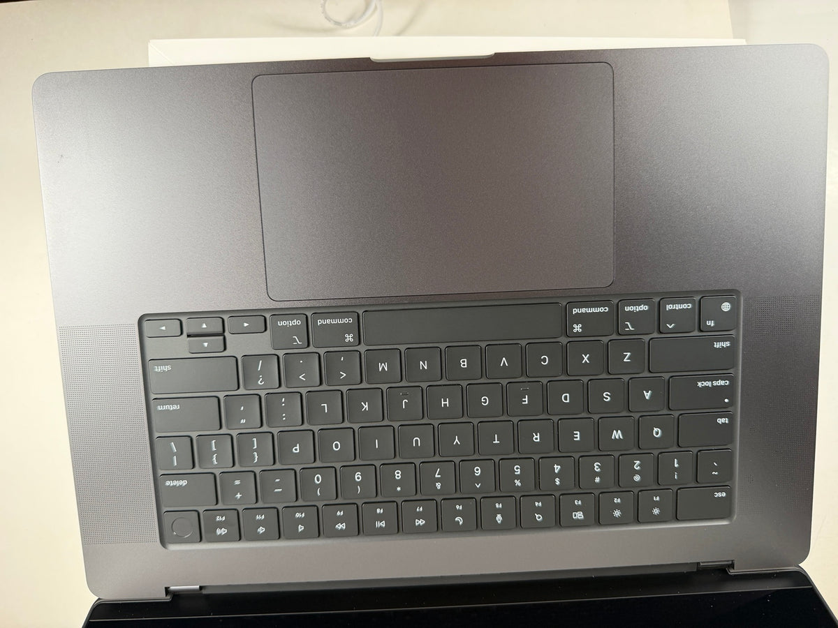 Apple MacBook Pro 16 M3 Pro keyboard and large Force Touch trackpad