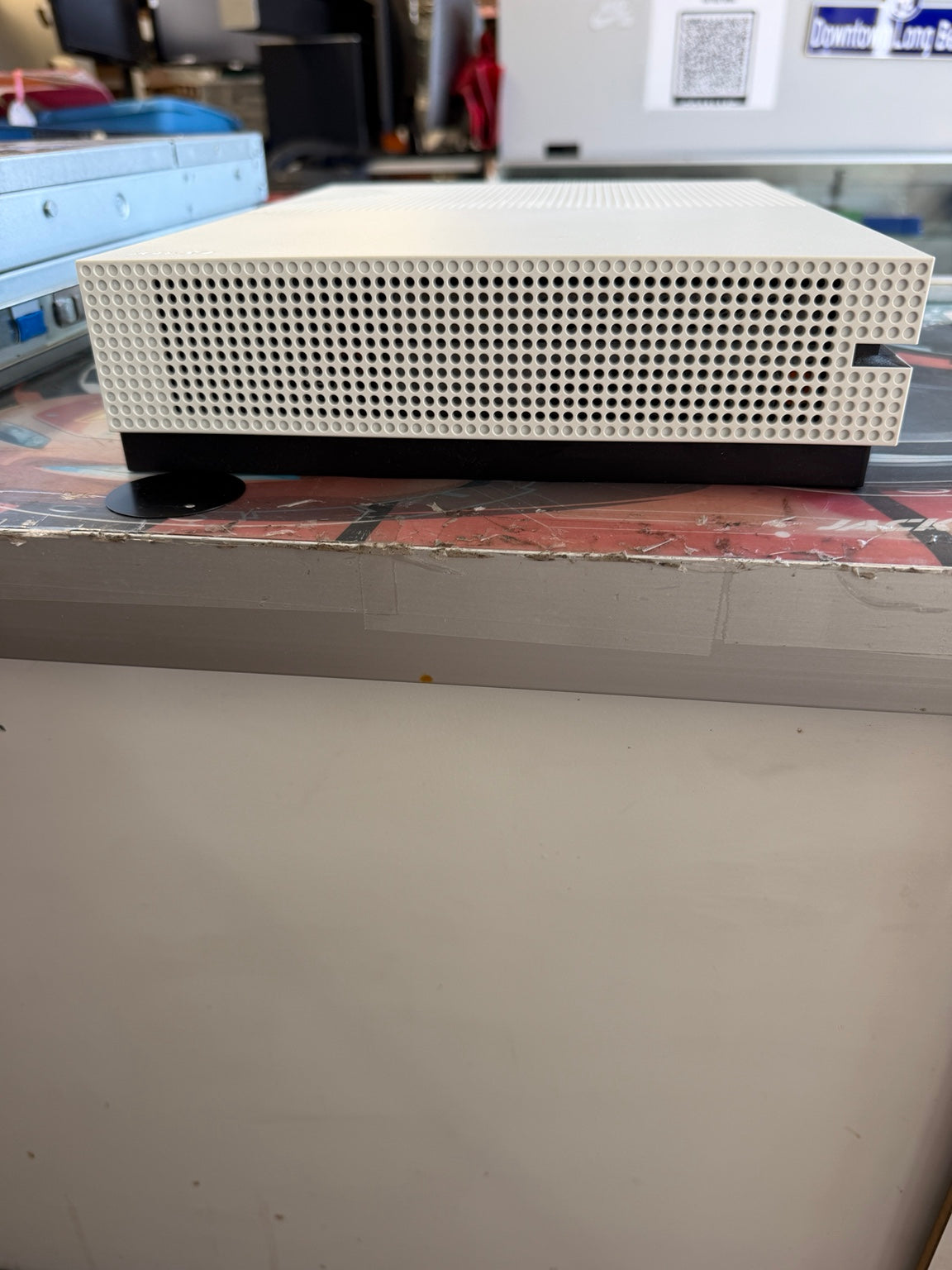 Xbox One S 500GB white console side profile