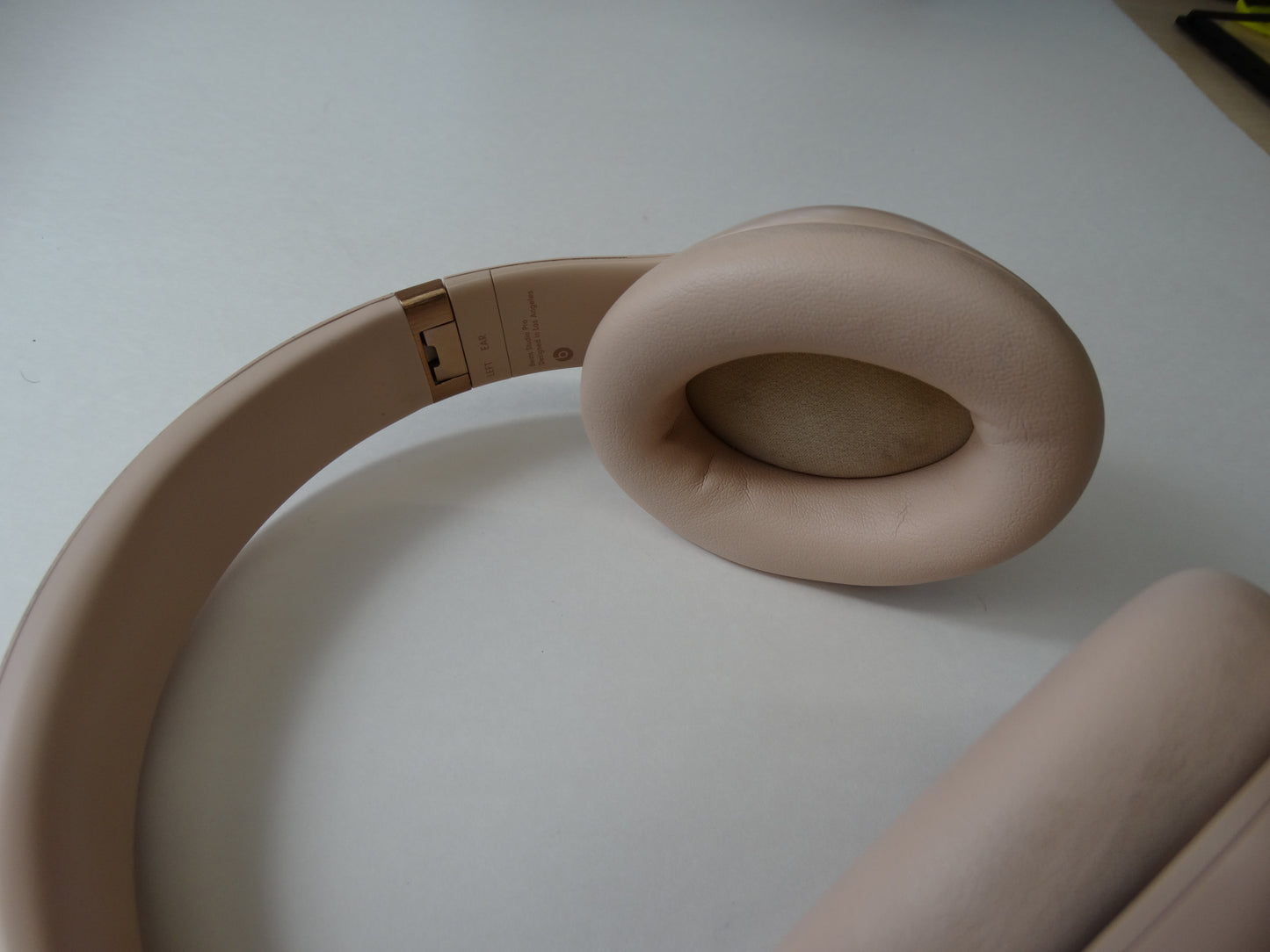 Beats Studio3 Wireless Noise Cancelling Over-Ear Headphones – Porcelain Rose / Gold
