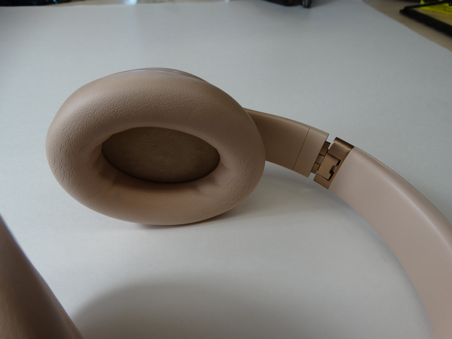 Beats Studio3 Wireless Noise Cancelling Over-Ear Headphones – Porcelain Rose / Gold