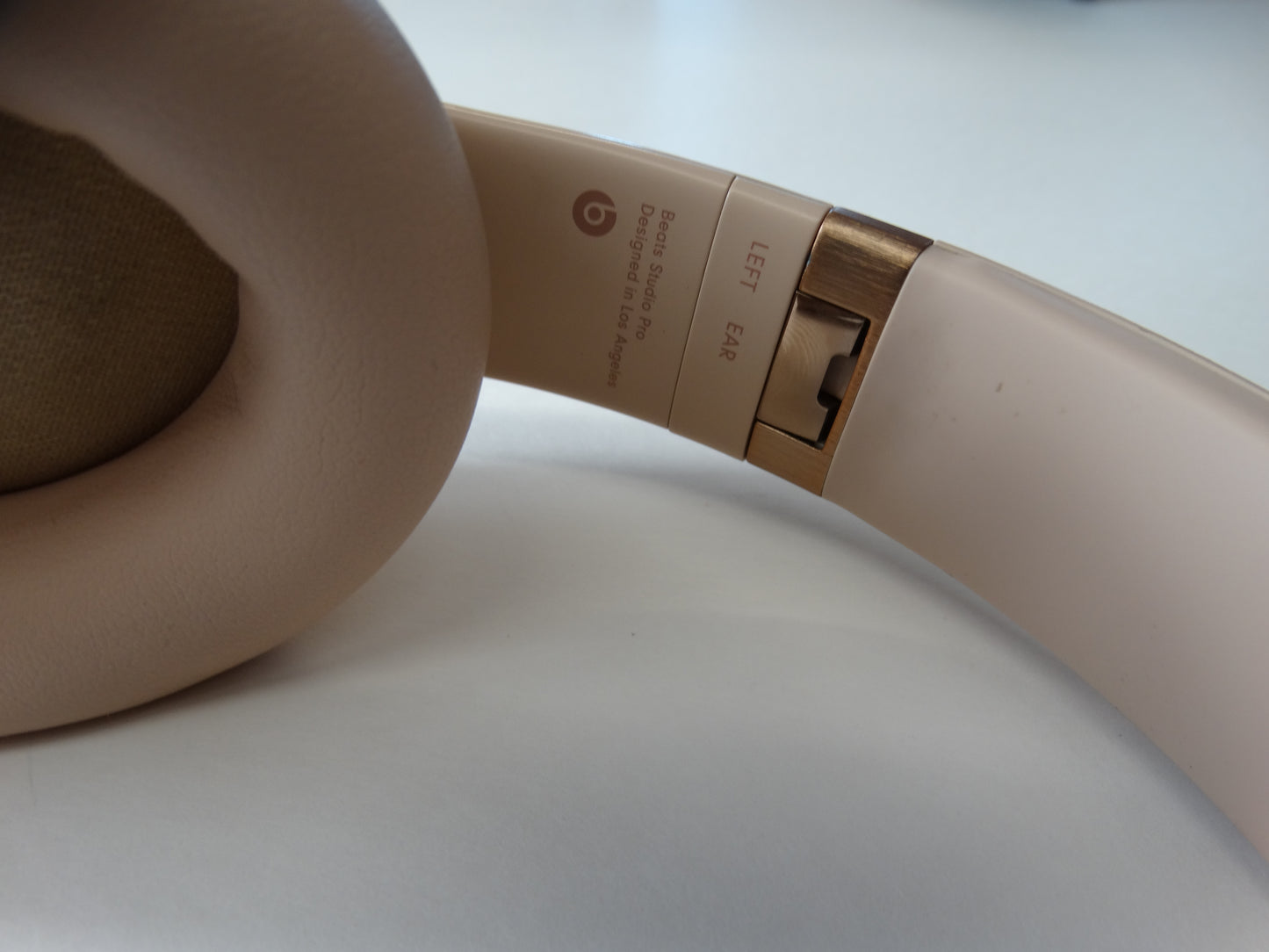 Beats Studio3 Wireless Noise Cancelling Over-Ear Headphones – Porcelain Rose / Gold