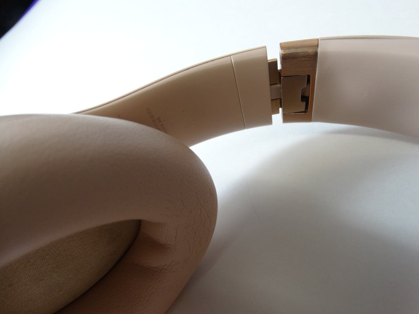 Beats Studio3 Wireless Noise Cancelling Over-Ear Headphones – Porcelain Rose / Gold