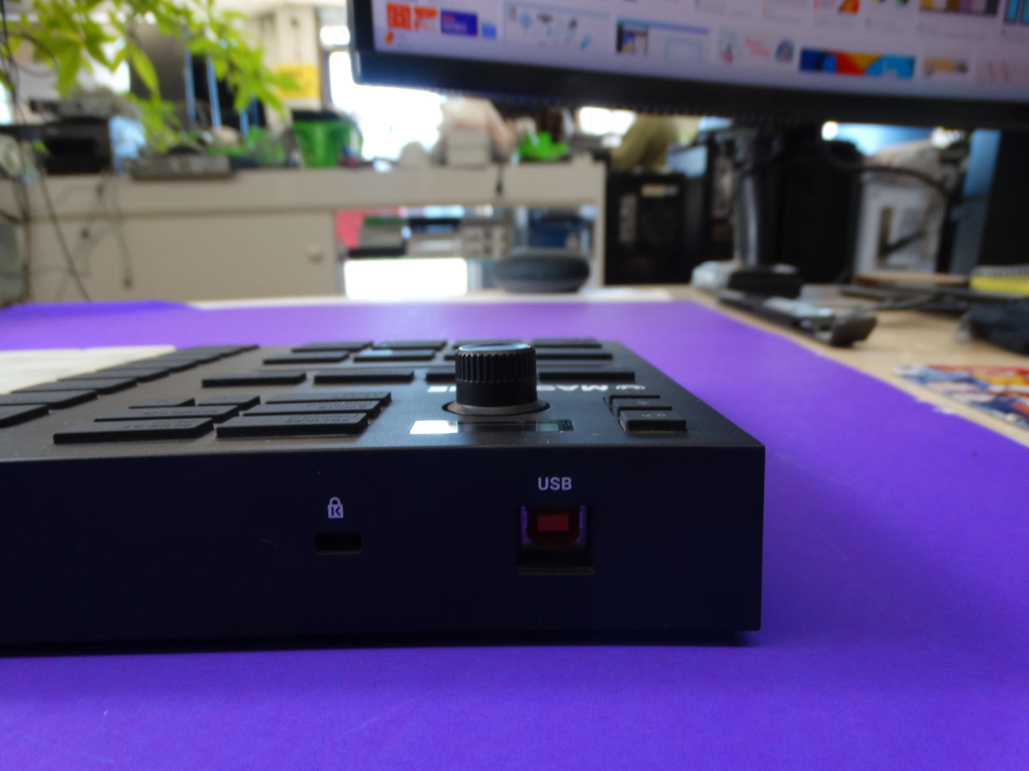 Maschine Mikro MK3 Beatmaking Hardware – USB Groovebox for Music Production