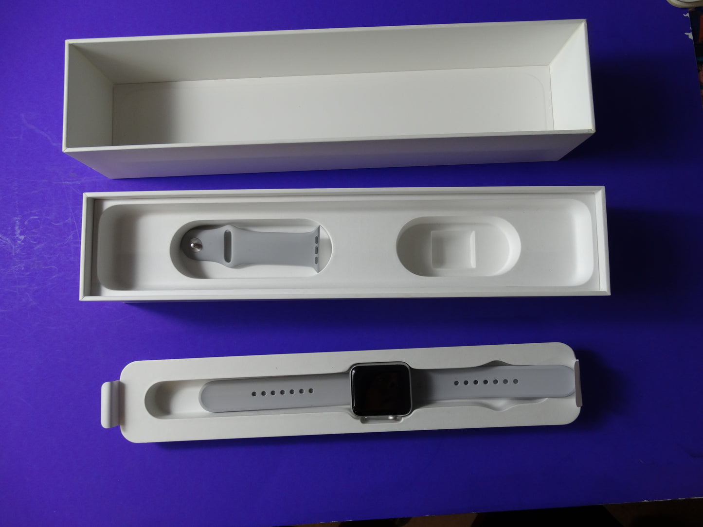 Apple Watch Series 3 (42mm, GPS + Cellular) – Silver Aluminum with Fog Sport Band
