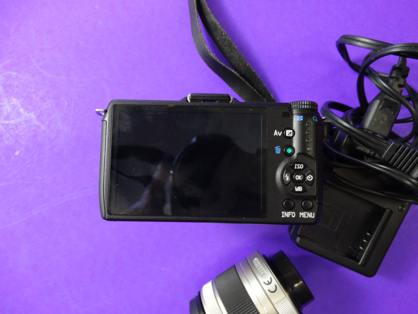 Pentax Q7 Mirrorless Camera Kit – Body + 2 Lenses (Pentax 02 Standard Zoom) + Charger & Strap