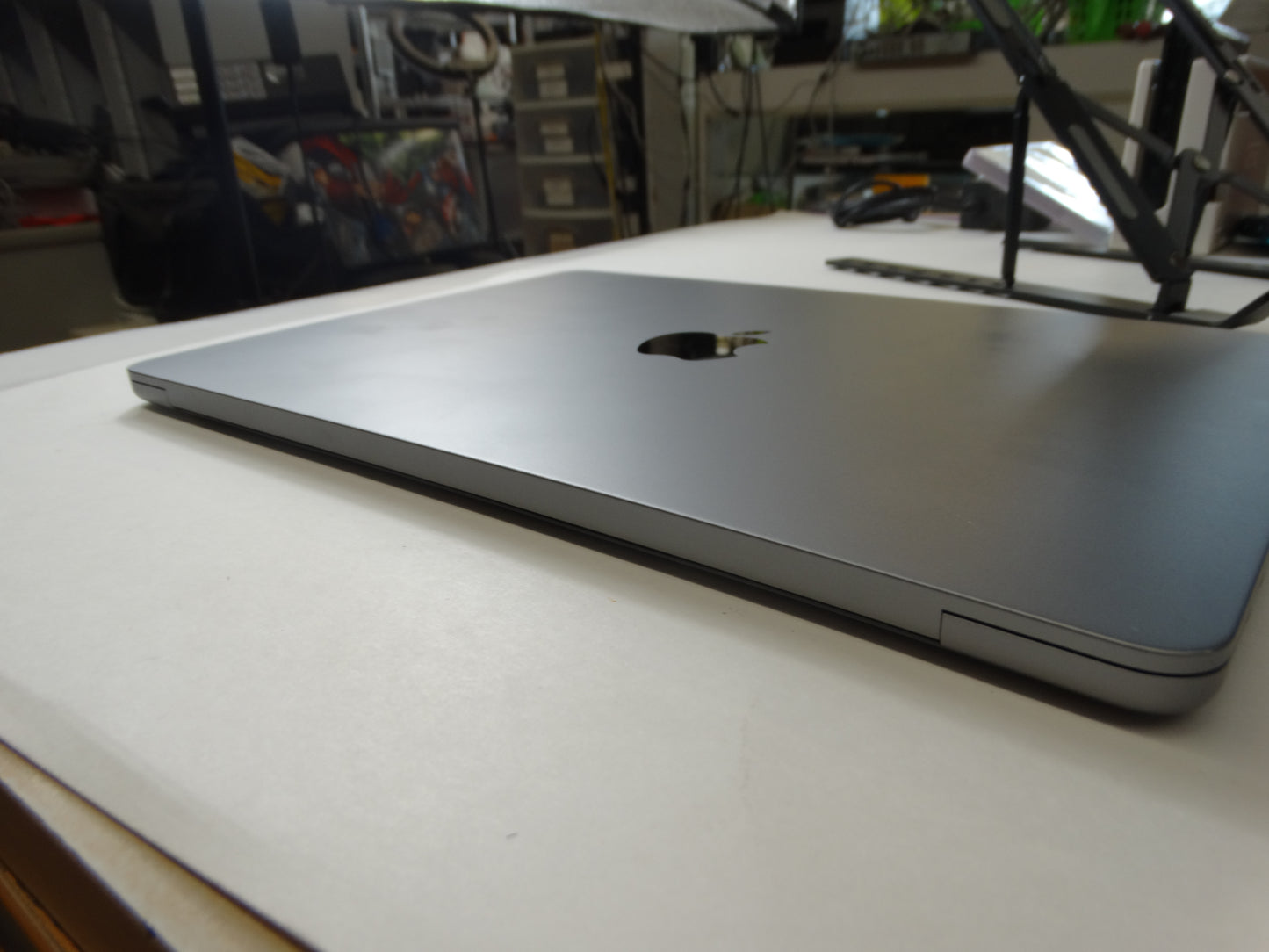 Apple MacBook Air M2 – 13.6" Retina, 8GB RAM, 256GB SSD, 100% Battery (A2681)