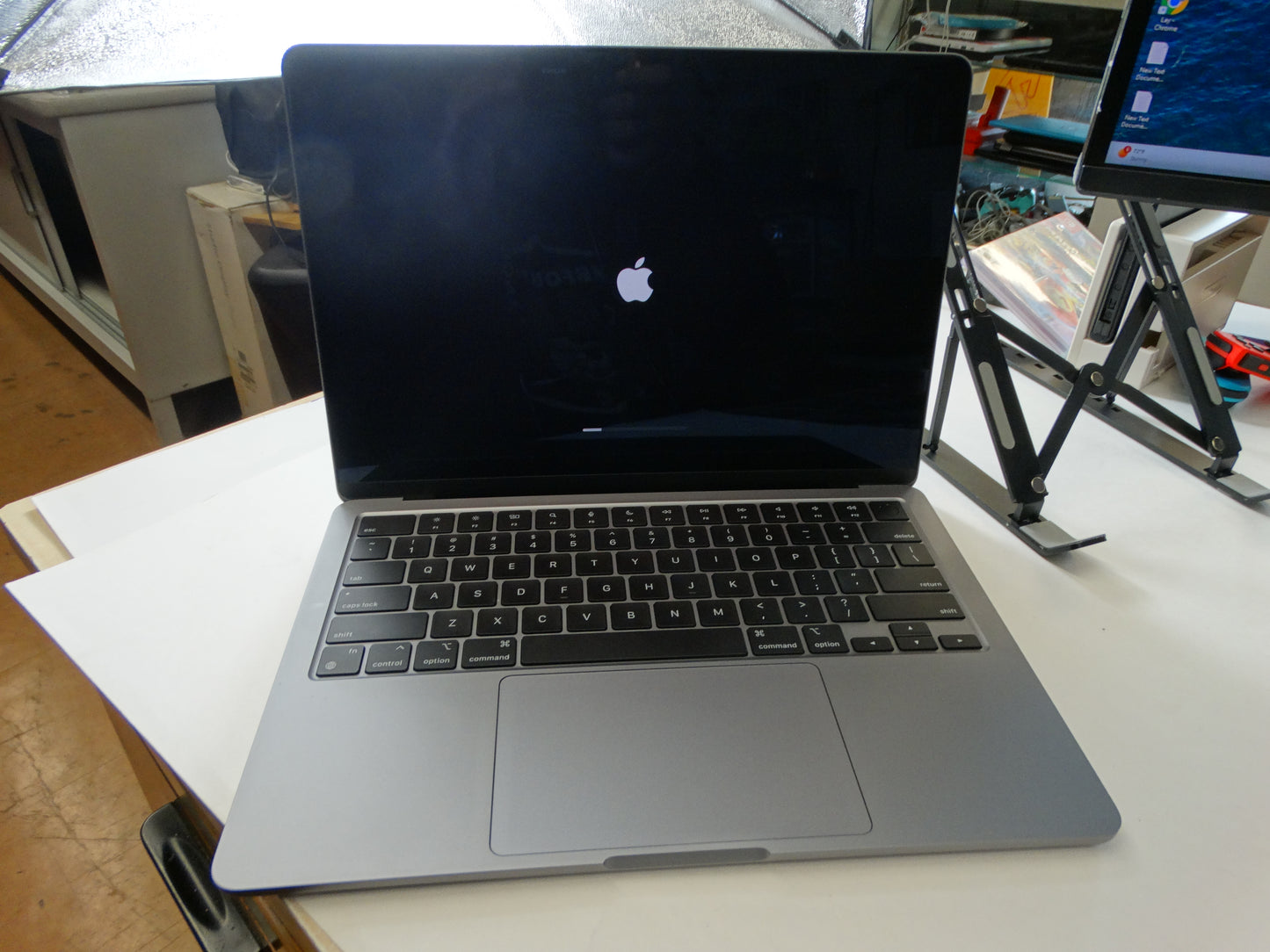 Apple MacBook Air M2 – 13.6" Retina, 8GB RAM, 256GB SSD, 100% Battery (A2681)