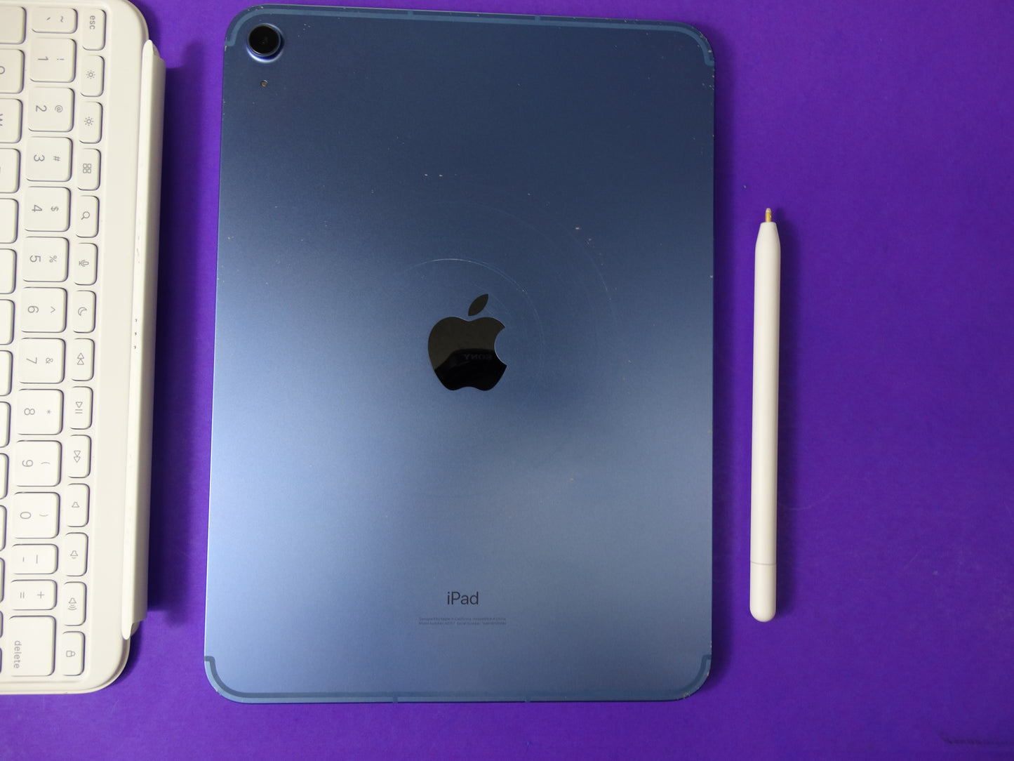 iPad 10th Generation MQ6K3LL/A 64GB Wi-Fi + Cellular (Unlocked) with Pen & Keyboard