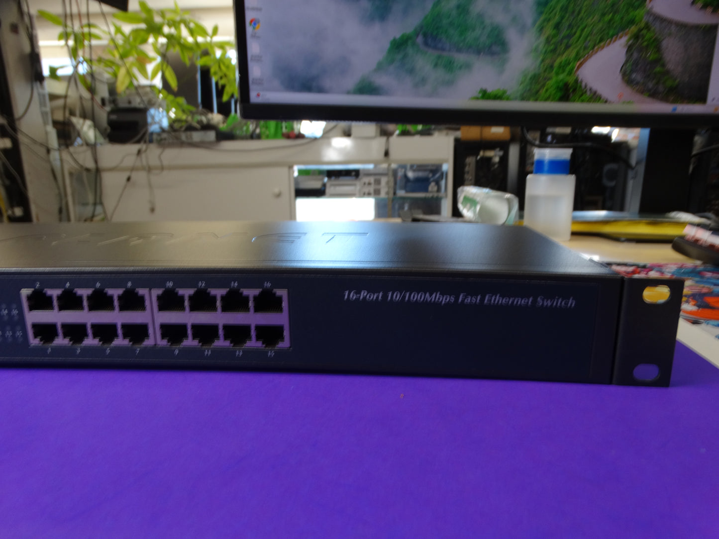 PLANET FNSW-1601, a 16-Port 10/100Mbps Fast Ethernet Switch by PLANET Technology Corp.