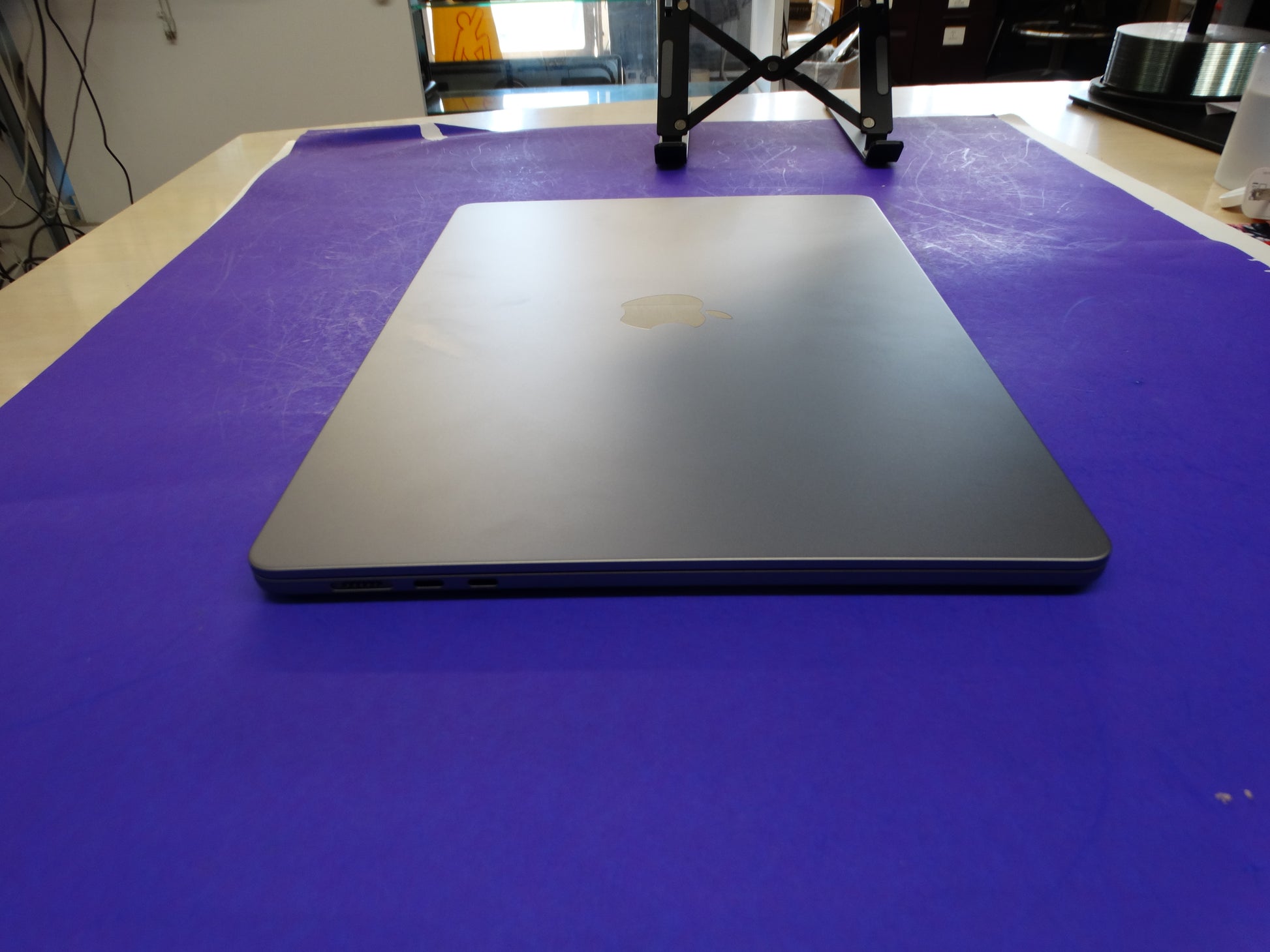 Apple MacBook Air M3 (A3114) – 13” 8-Core Laptop, 8GB RAM, 512GB SSD, 100% Battery (44 Cycles) – macOS Tahoe 26.0.1 - WeBuyElectronic