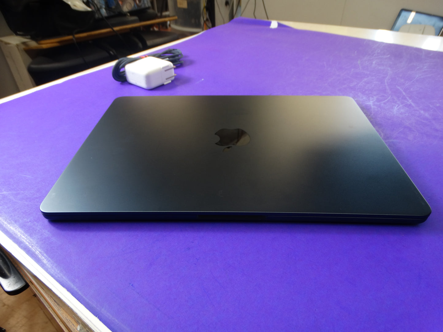 Apple MacBook Air A3113 (13-Inch, M3 2024) – 8GB RAM, 256GB SSD, Cracked Screen, 99% Battery Health, 41 Cycles - WeBuyElectronic