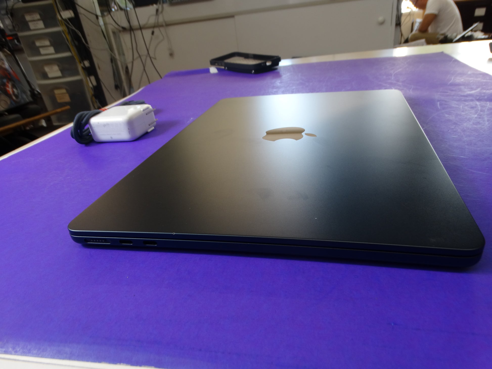 Apple MacBook Air A3113 (13-Inch, M3 2024) – 8GB RAM, 256GB SSD, Cracked Screen, 99% Battery Health, 41 Cycles - WeBuyElectronic