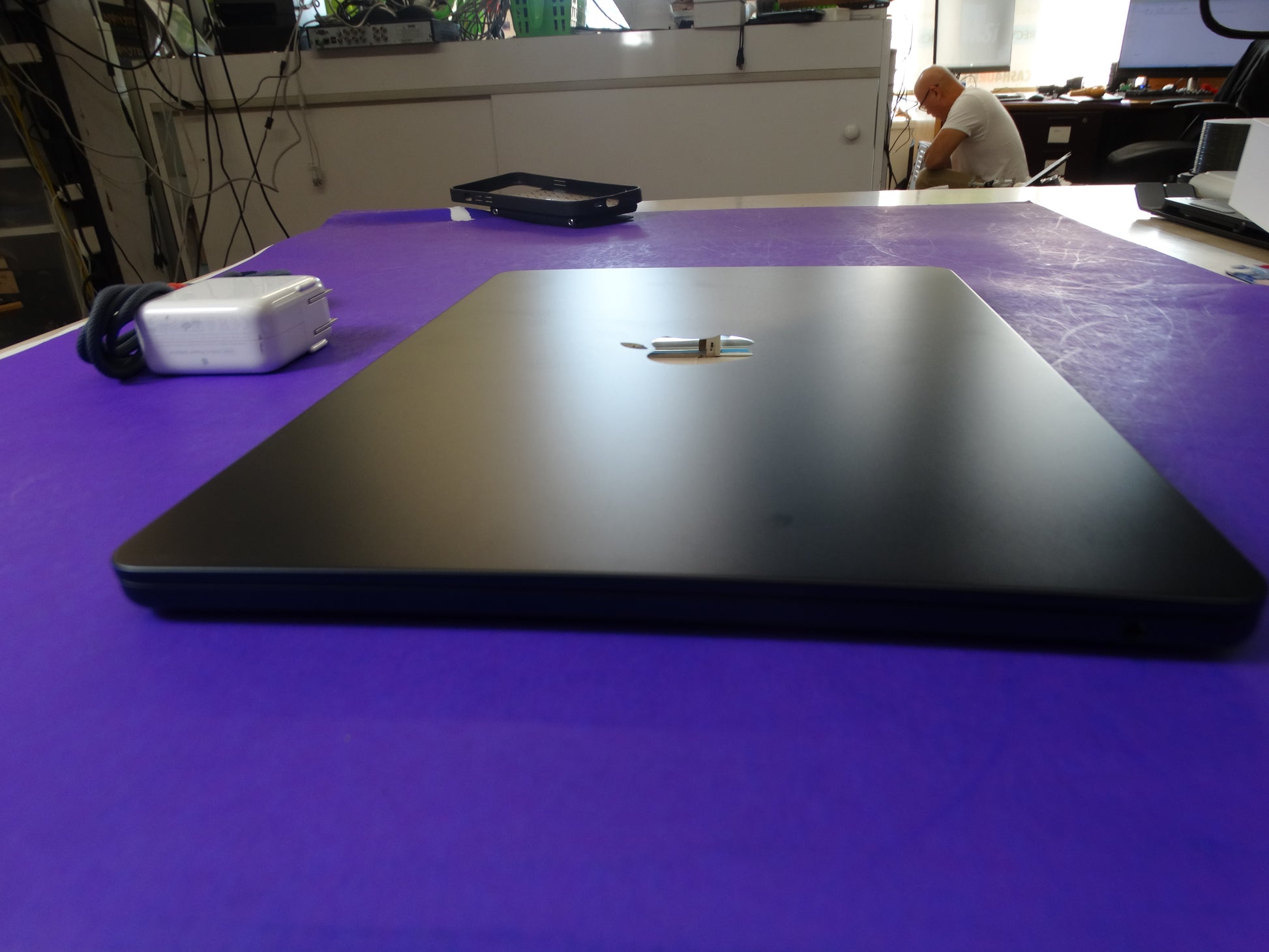 Apple MacBook Air A3113 (13-Inch, M3 2024) – 8GB RAM, 256GB SSD, Cracked Screen, 99% Battery Health, 41 Cycles - WeBuyElectronic