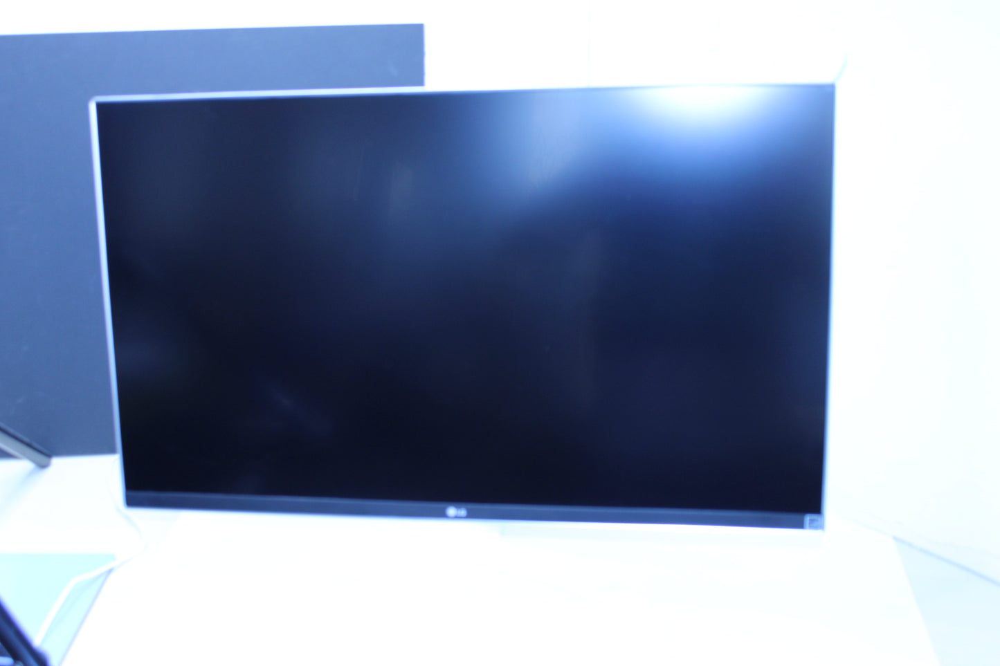 LG 27UD69P-W 27” 4K UHD IPS Monitor – 3840x2160 Gaming & Professional Display
