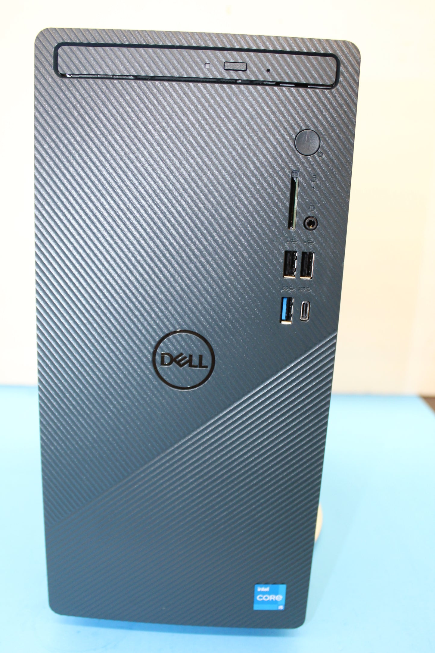 Dell Inspirion 3910  i5‑12400 (6‑core, up to 4.40 GHz), 12 GB DDR4 (8 + 4), 256 GB M.2 SSD + 1 TB 7200 RPM HDD, Intel UHD 730, Wi‑Fi 6/Bluetooth, Windows 11 Home.