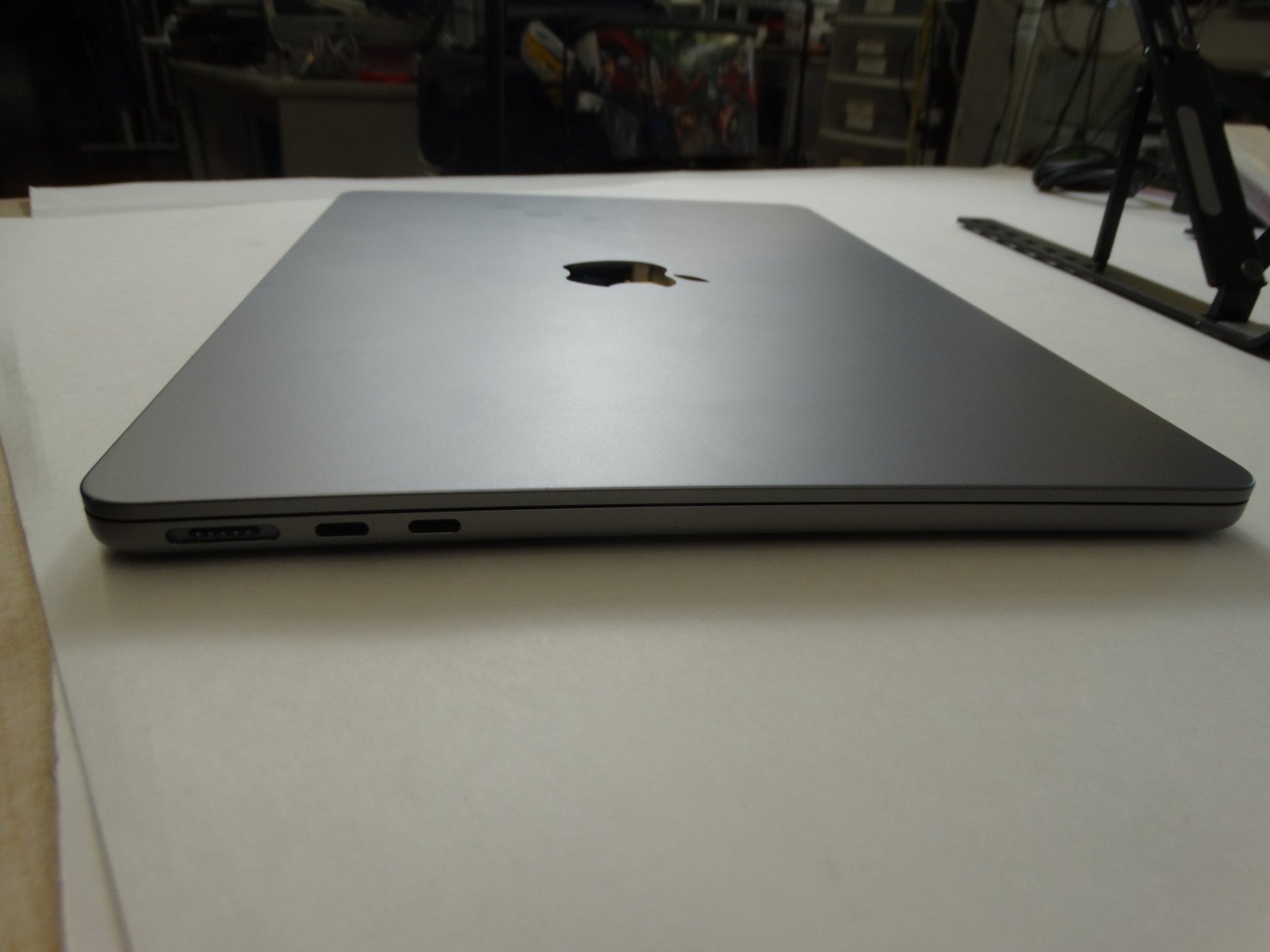 Apple MacBook Air M2 – 13.6" Retina, 8GB RAM, 256GB SSD, 100% Battery (A2681) - WeBuyElectronic