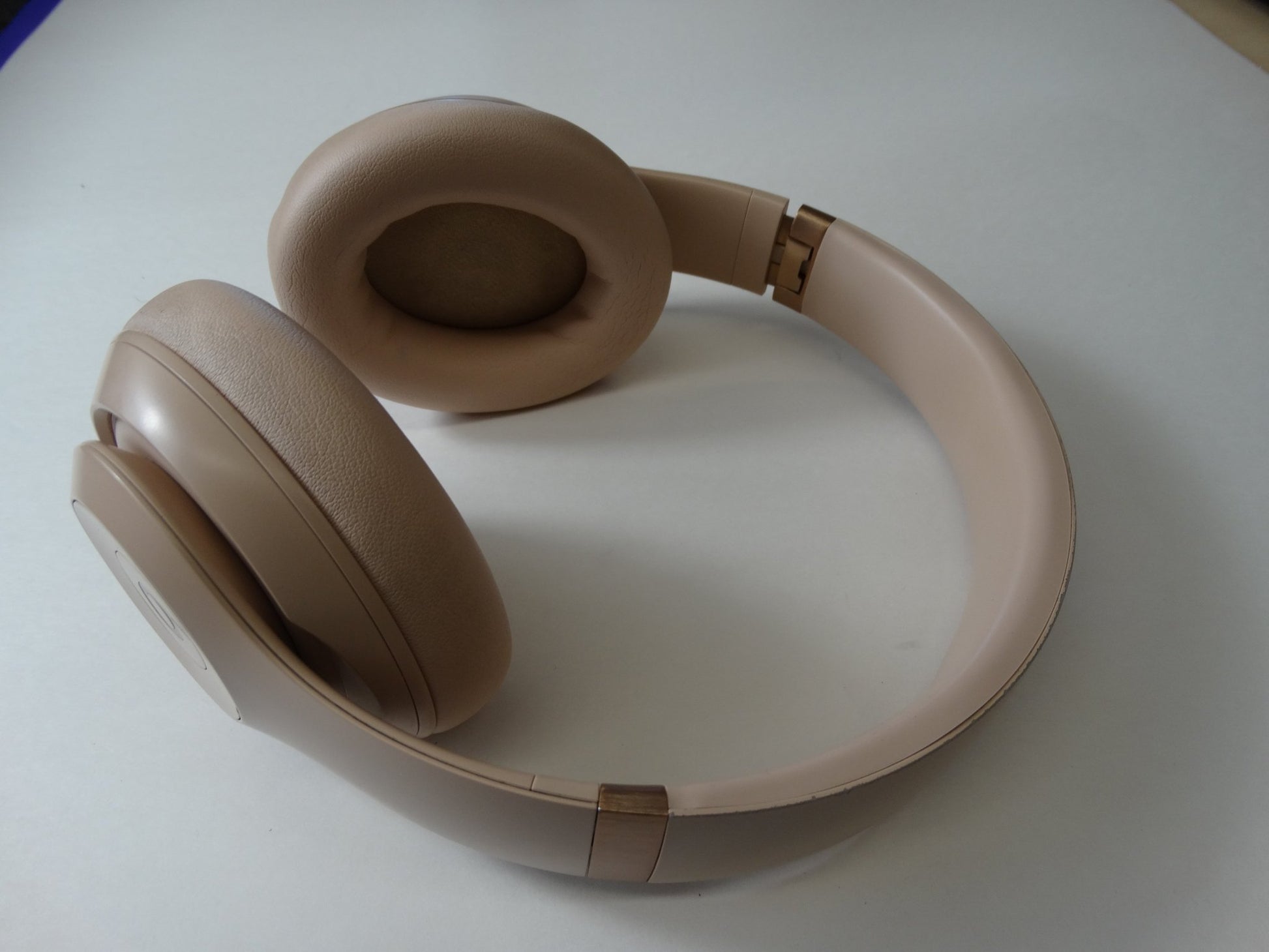 Beats Studio3 Wireless Noise Cancelling Over-Ear Headphones – Porcelain Rose / Gold - WeBuyElectronic