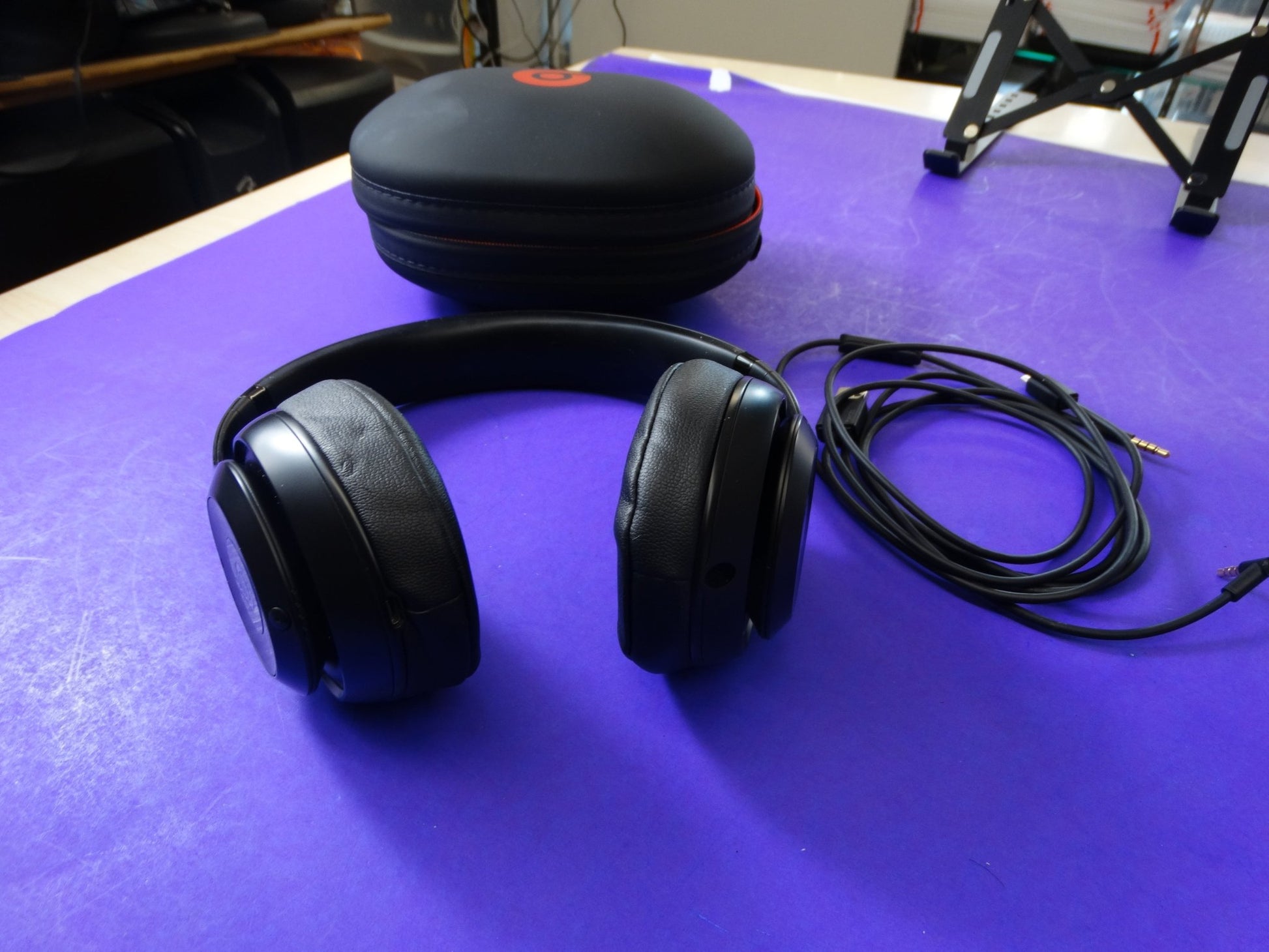 Beats Studio3 Wireless Over-Ear Headphones (Matte Black) – Complete with Carrying Case, Audio Cable, and Charging Cable - WeBuyElectronic