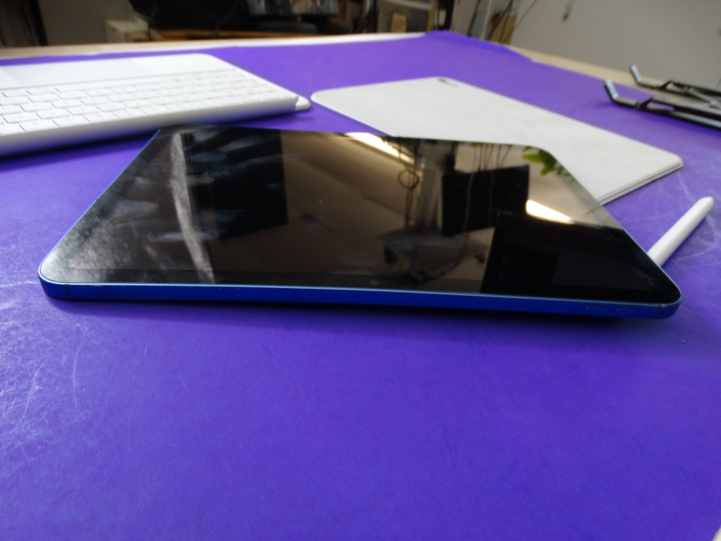 iPad 10th Generation MQ6K3LL/A 64GB Wi-Fi + Cellular (Unlocked) with Pen & Keyboard - WeBuyElectronic