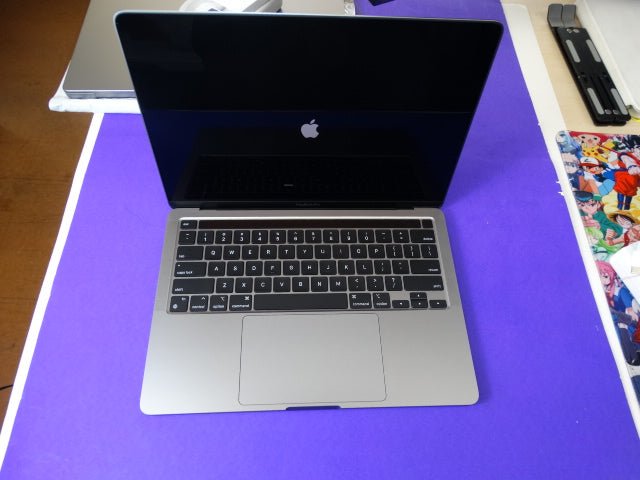 MacBook Air M2 A2338 – 24GB RAM | 1TB SSD | 100% Battery | macOS 26.0.1 - WeBuyElectronic