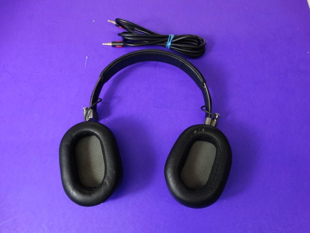 Master & Dynamic MH40 Over - Ear Wired Headphones – Premium Studio - Quality Sound - WeBuyElectronic