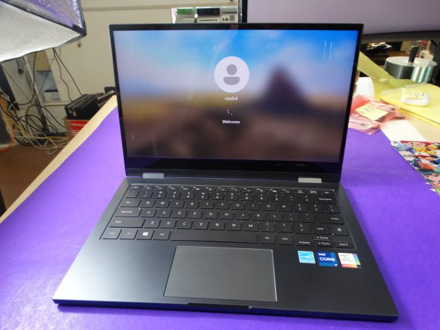 Samsung NP730QDA 2 - in - 1 Touchscreen Laptop – Intel Core i7 – 16GB RAM – 512GB SSD – 96% Battery – Windows 11 Pro - WeBuyElectronic